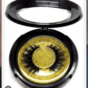 Dazzling Gold Lashes